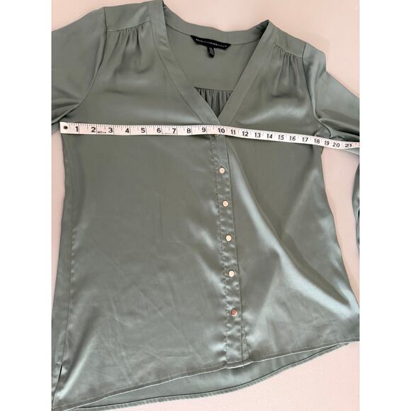 WHBM Women's Green Satin V-neck button-up Shirt Blouse Top XS Holiday Glam Xmas - Picture 3 of 7